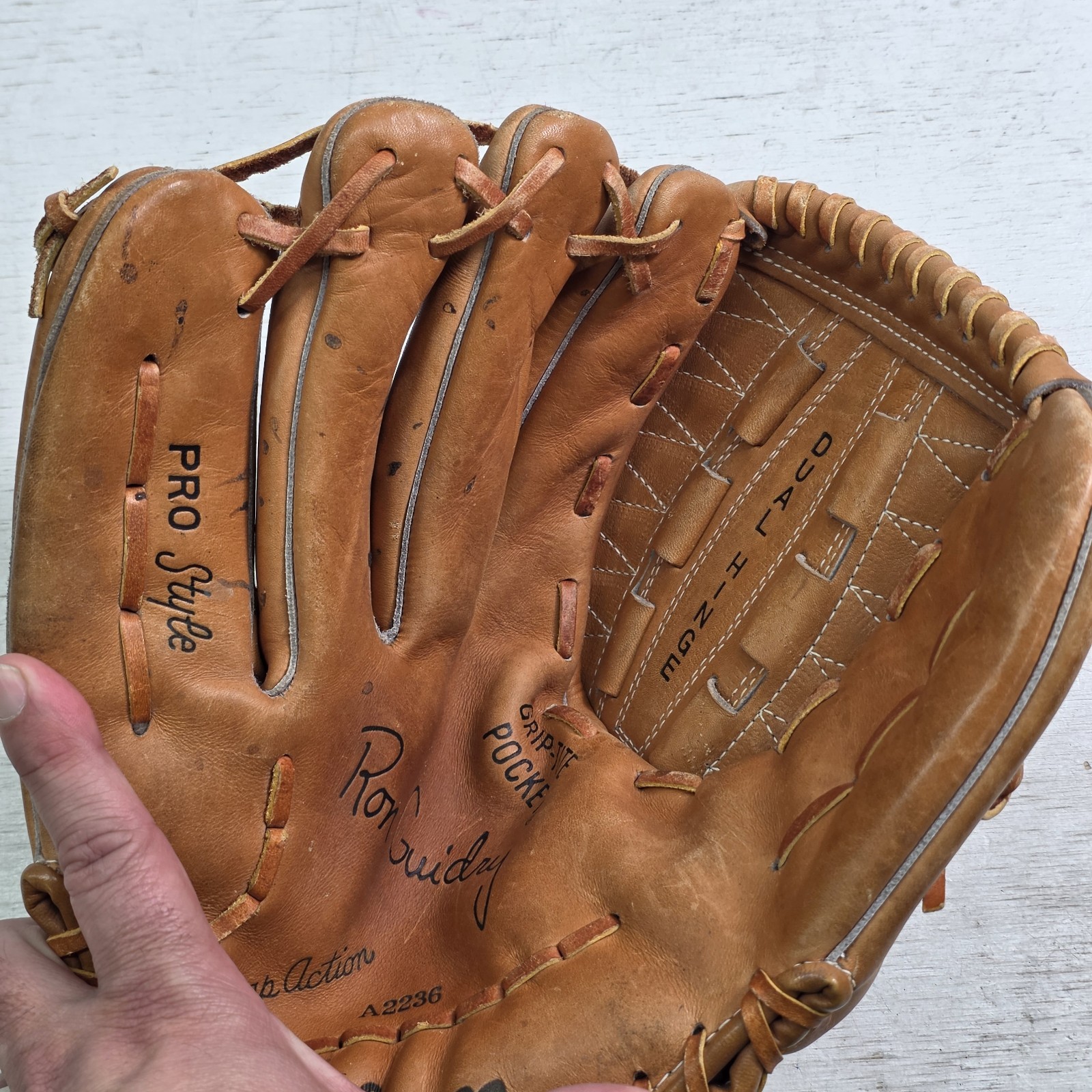 Wilson A2236 LHT Baseball Glove 12″ Mitt Dual Hinge Pro Style MLB Ron Guidry