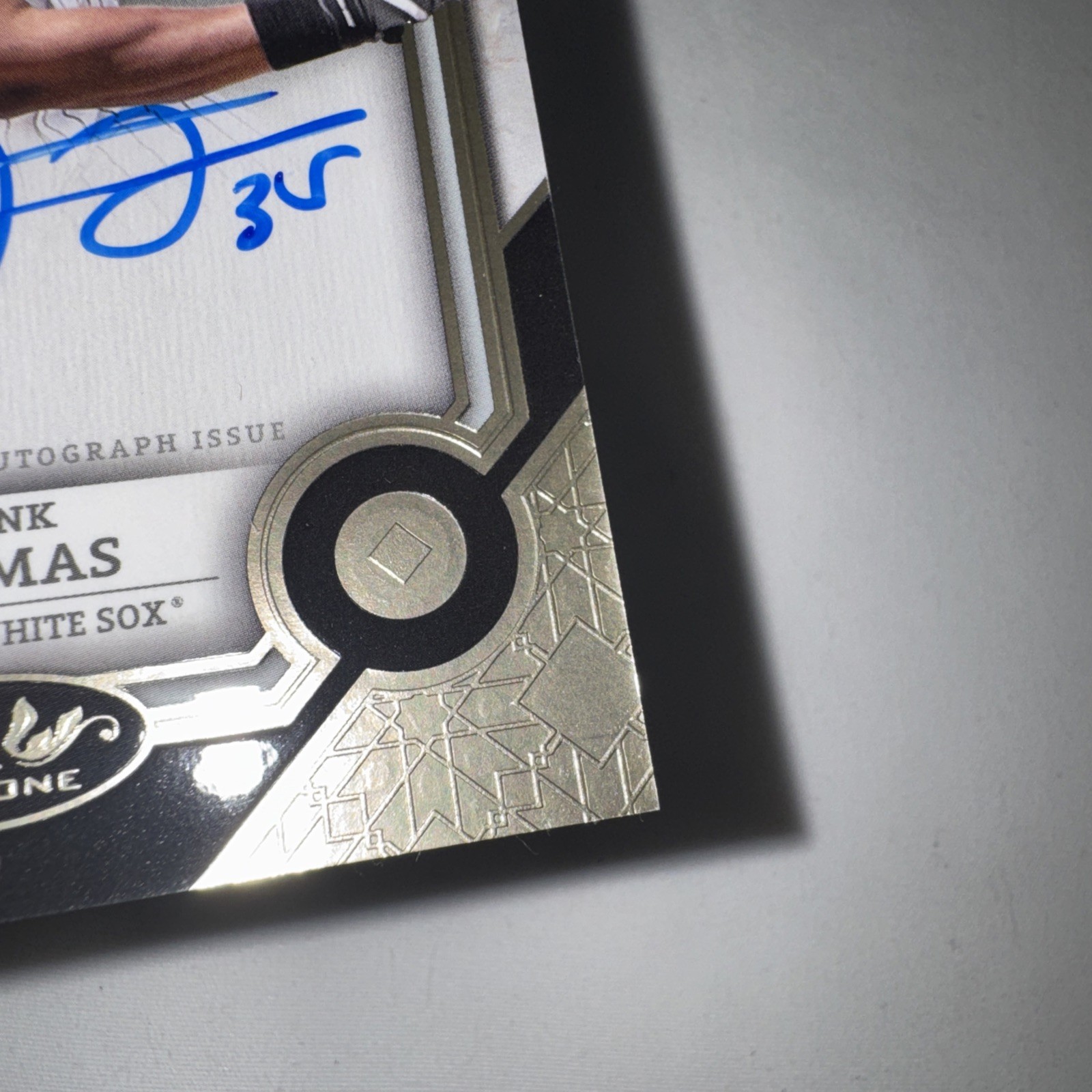 2025 Topps Tier One – Frank Thomas Auto #T1A-FTH 23/49 On Card