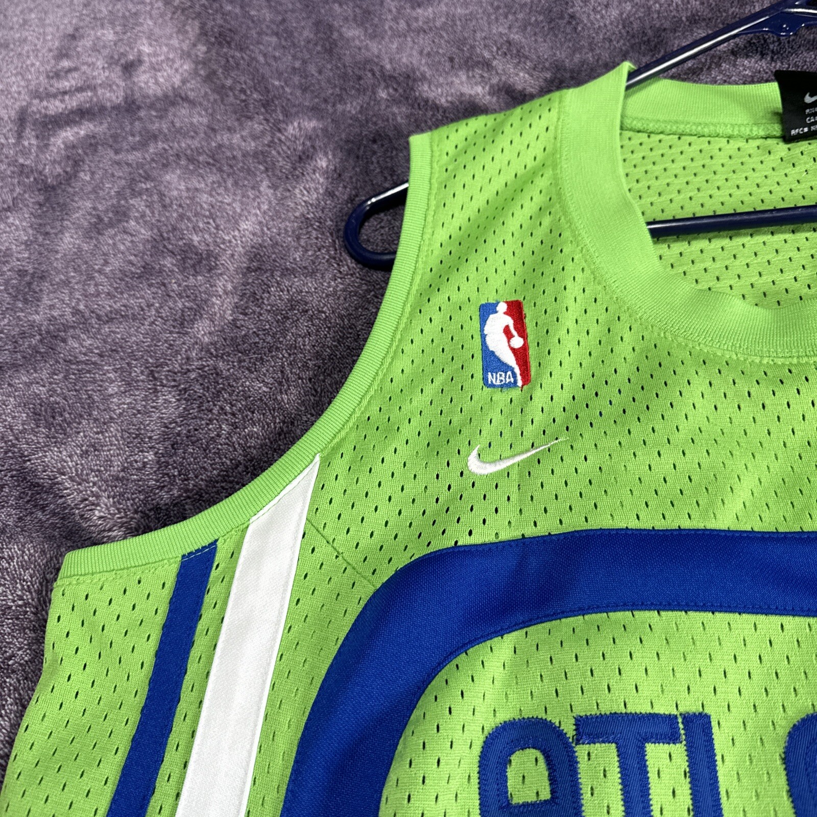22×33” Shareef Abdur-Rahim #3 Atlanta Hawks Nike Swingman Jersey Length+2