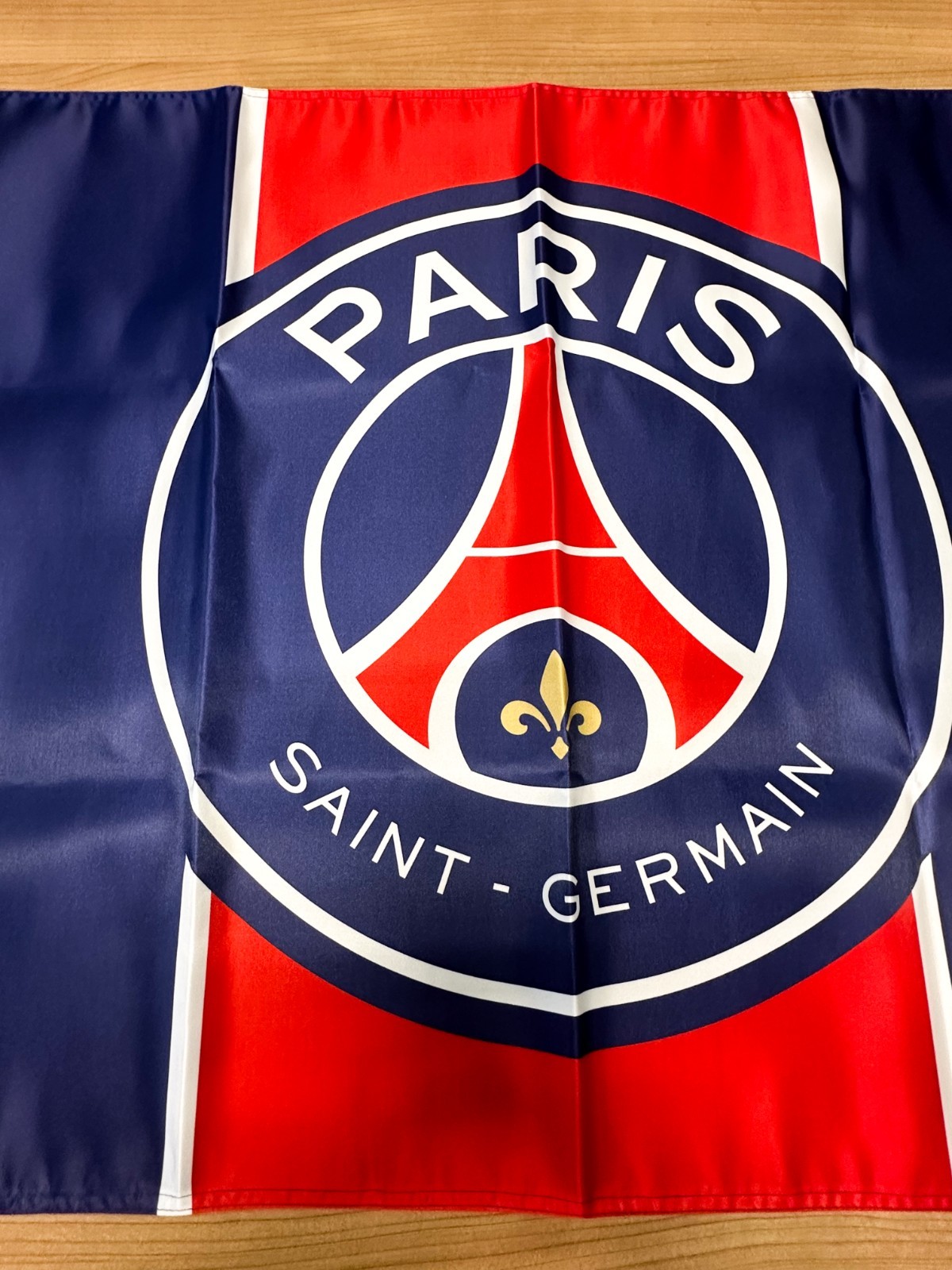 Paris Saint-Germain PSG Modern Crest Satin Flag – 120 × 70 cm (47.2” × 27.6”)