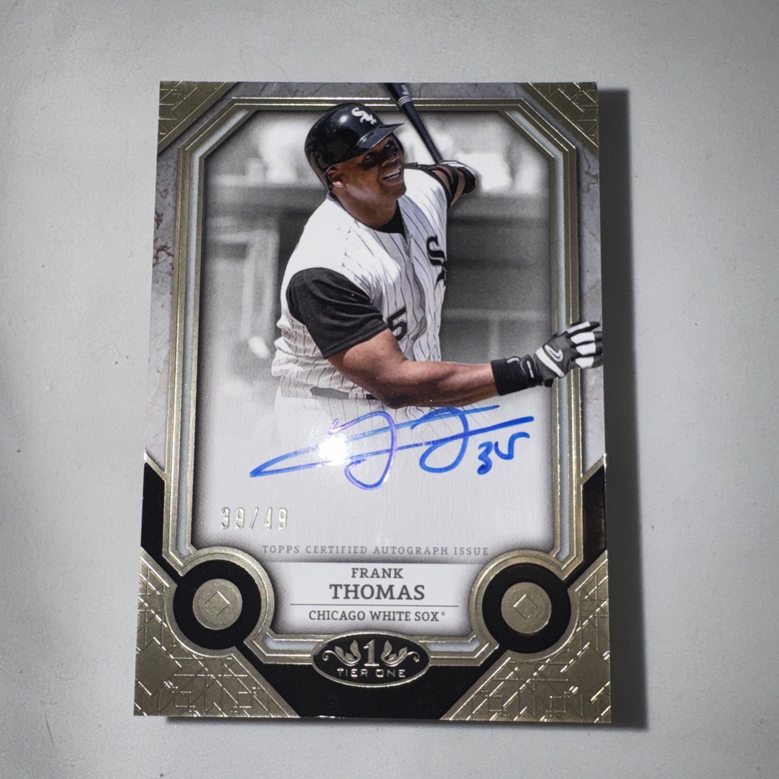 2025 Topps Tier One – Frank Thomas Auto #T1A-FTH 23/49 On Card