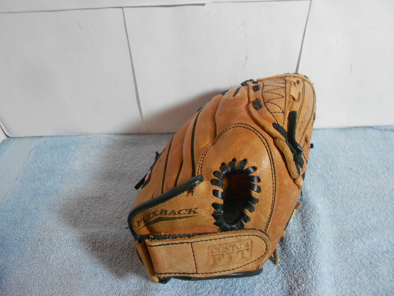 WILSON BASEBALL GLOVE -MITT AZTEC LEATHER 11 in DUAL HINGE – A1821 – RHT – L484