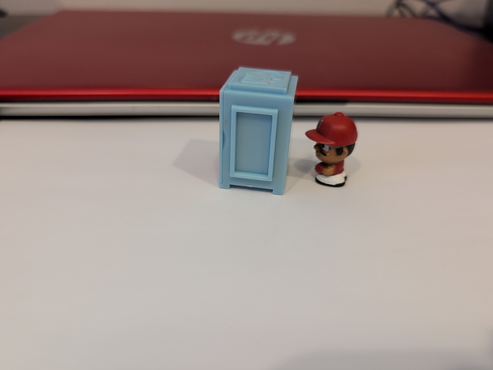 SHOHEI OHTANI LOS ANGELES ANGELS MINI LOCKER & MINI FIGURE APPROX 1/4 X 3/4