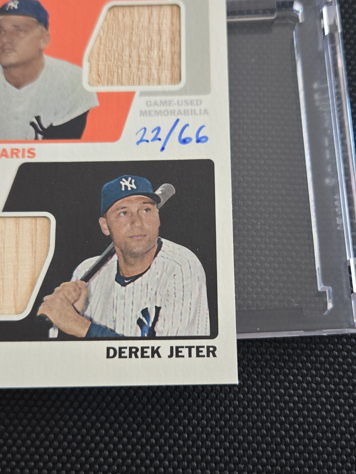 2015 Topps Heritage – Clubhouse Collection Dual Relics Derek Jeter, Roger Maris