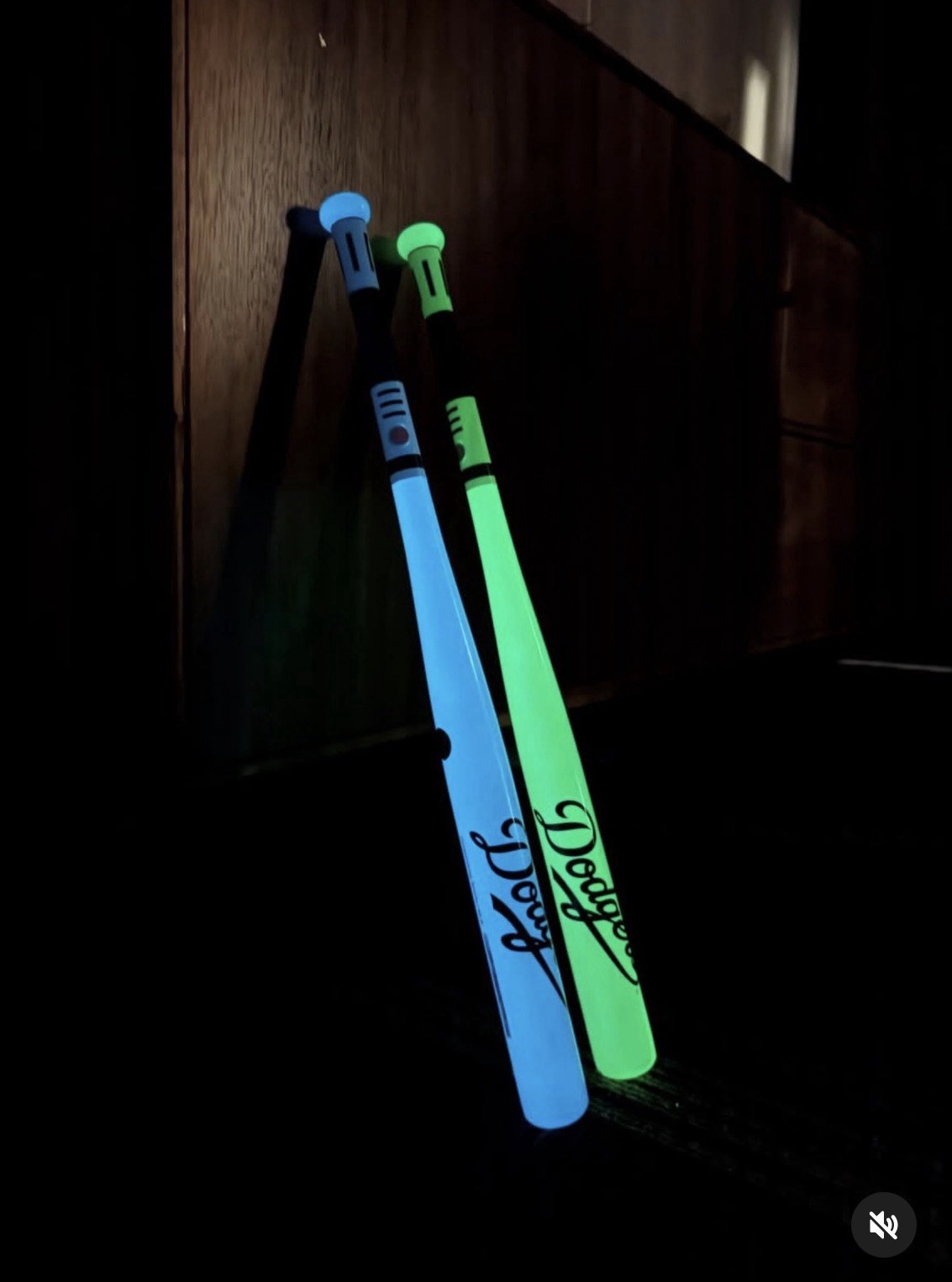 LOS ANGELES DODGERS EXCLUSIVE LIGHT SABER GLOW IN THE DARK MINI BAT (BOTH COLOR)