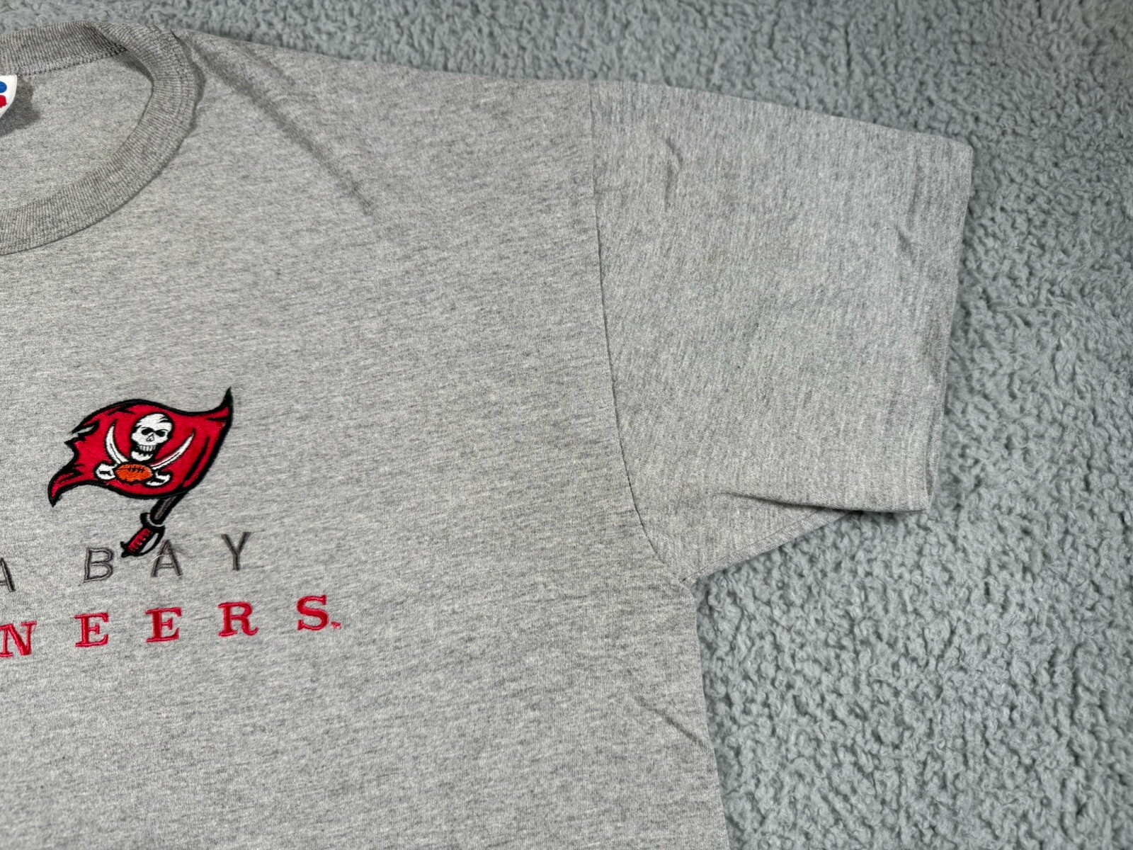 Vintage Russell Athletic Tampa Bay Buccaneers T Shirt Mens Large Gray Logo NFL