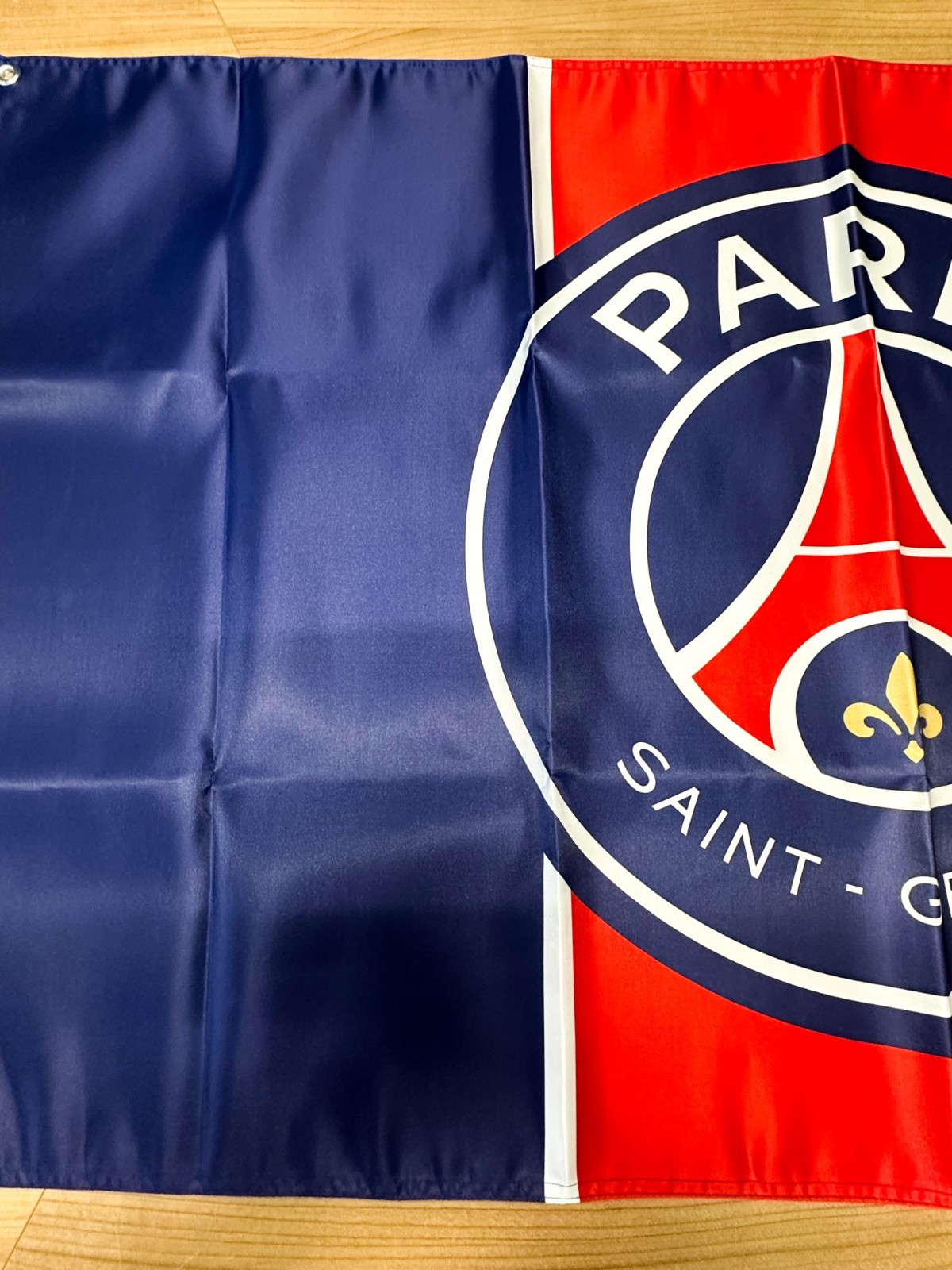 Paris Saint-Germain PSG Modern Crest Satin Flag – 120 × 70 cm (47.2” × 27.6”)