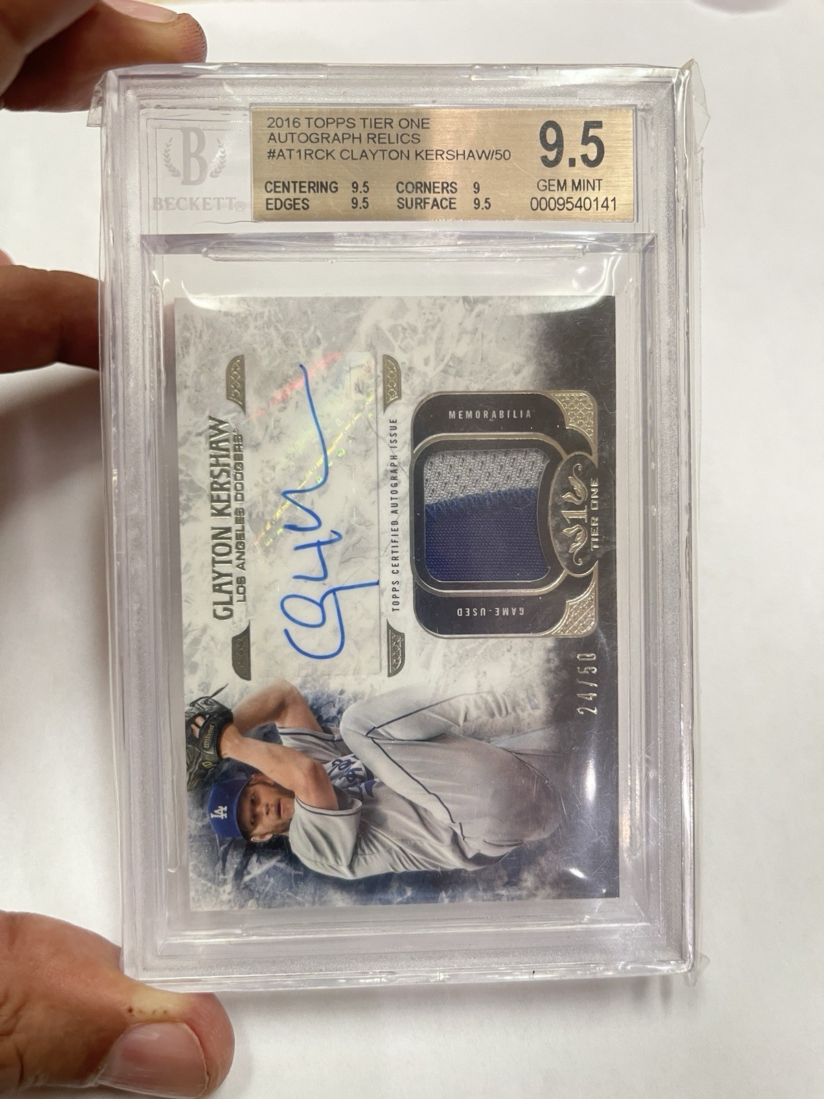 2016 Topps Tier One – Relics Autographs Clayton Kershaw #AT1R-CK /50 BGS 9.5