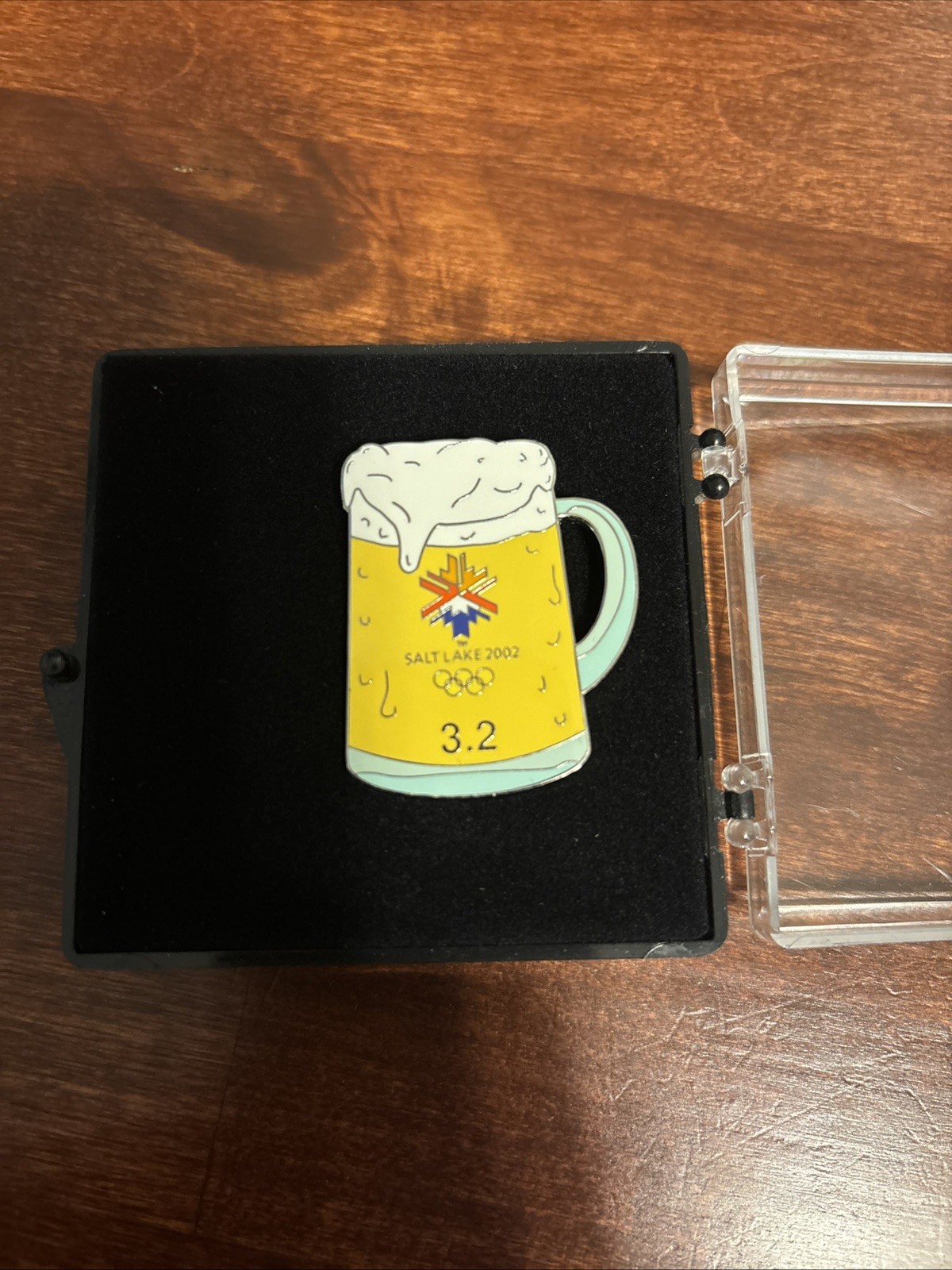 2002 SALT LAKE OLYMPICS LARGE “3.2 YELLOW BEER STEIN” PIN – NEW IN BOX
