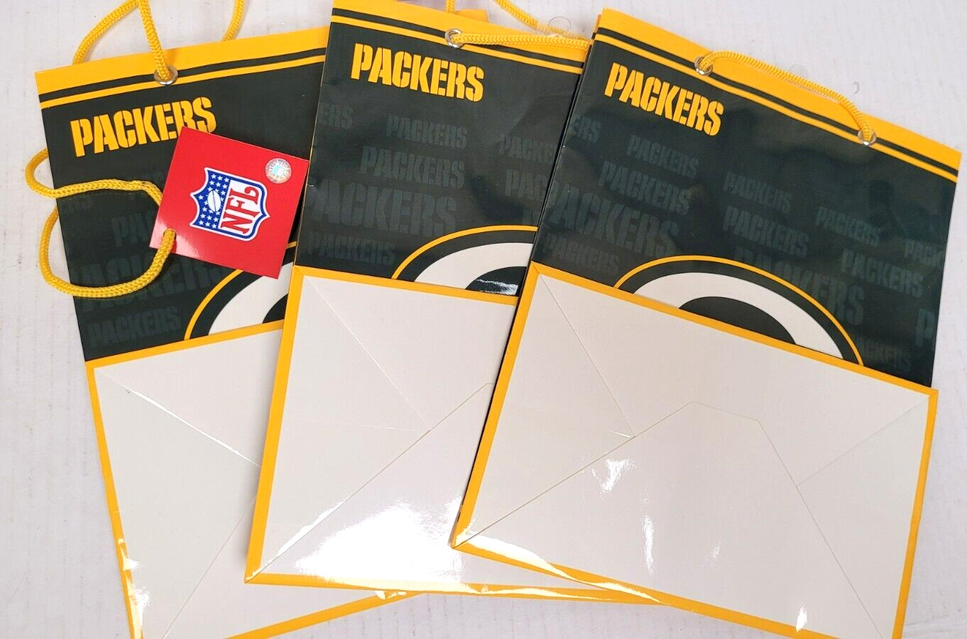 NFL Green Bay Packers Gift Bags, New (3 bags – 9 3/4″ x 7 3/4″ x 4 3/4″)