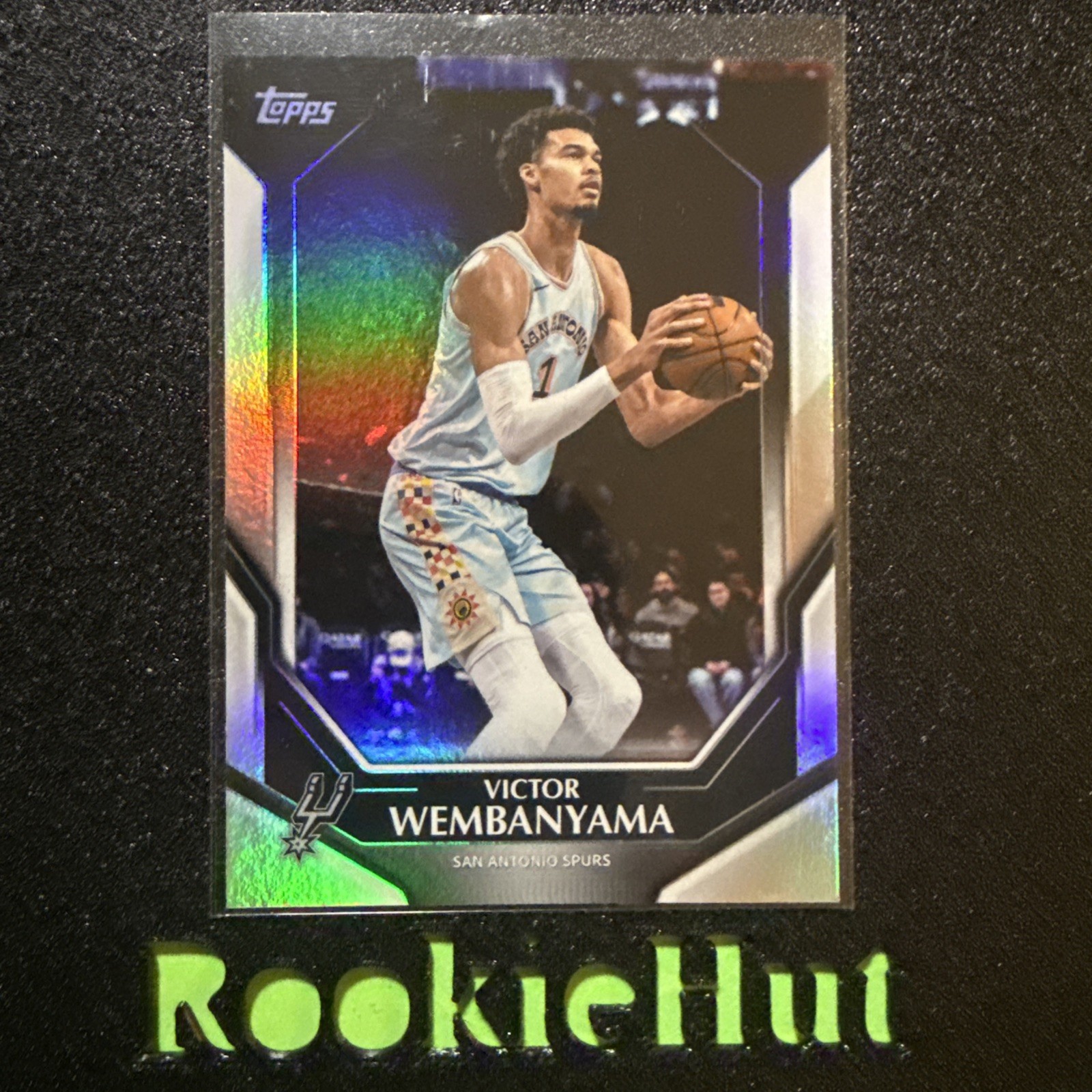 R1064 2026 Topps Collector’s Kit Exclusive Victor Wembanyama Rainbow Foil #NBA-7