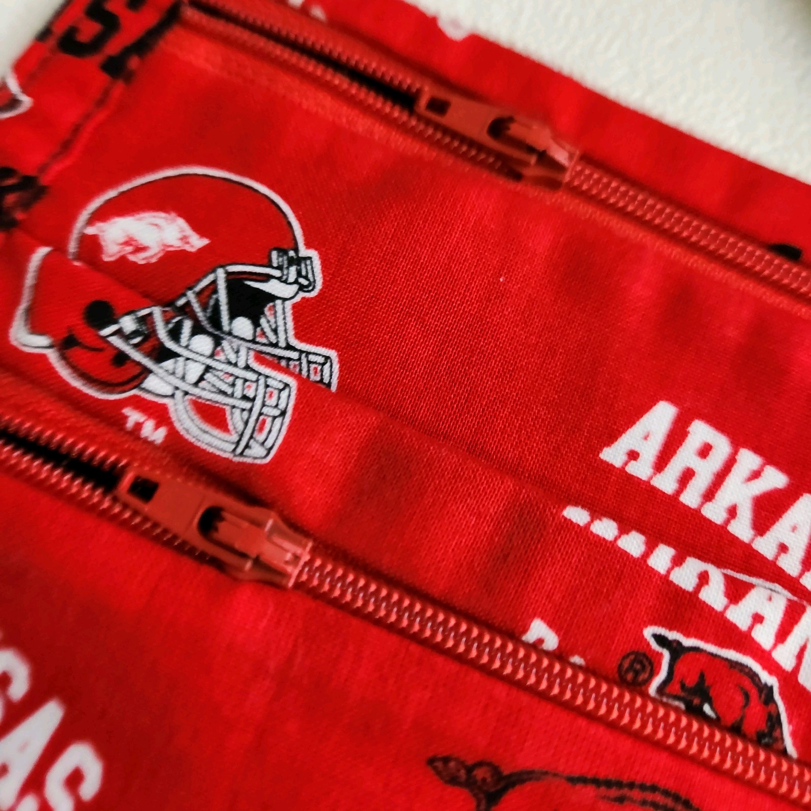 Arkansas Razorbacks Cloth 20″Cross Body Shoulder Bag 2 Zippered Pouches 1 Open