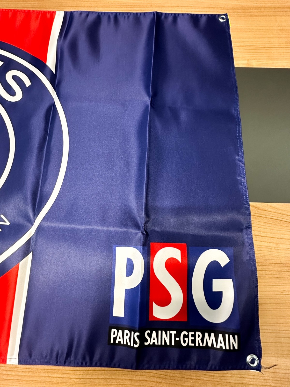 Paris Saint-Germain PSG Modern Crest Satin Flag – 120 × 70 cm (47.2” × 27.6”)
