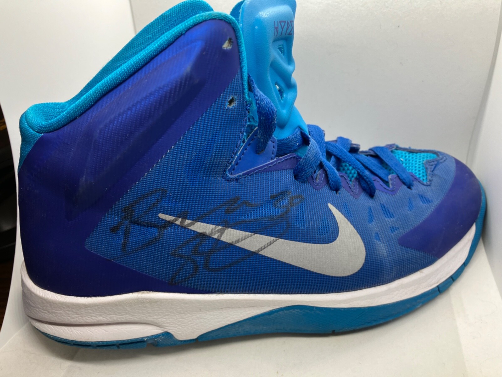 Breanna Stewart Autographed Nike Sneakers – Youth 5.5