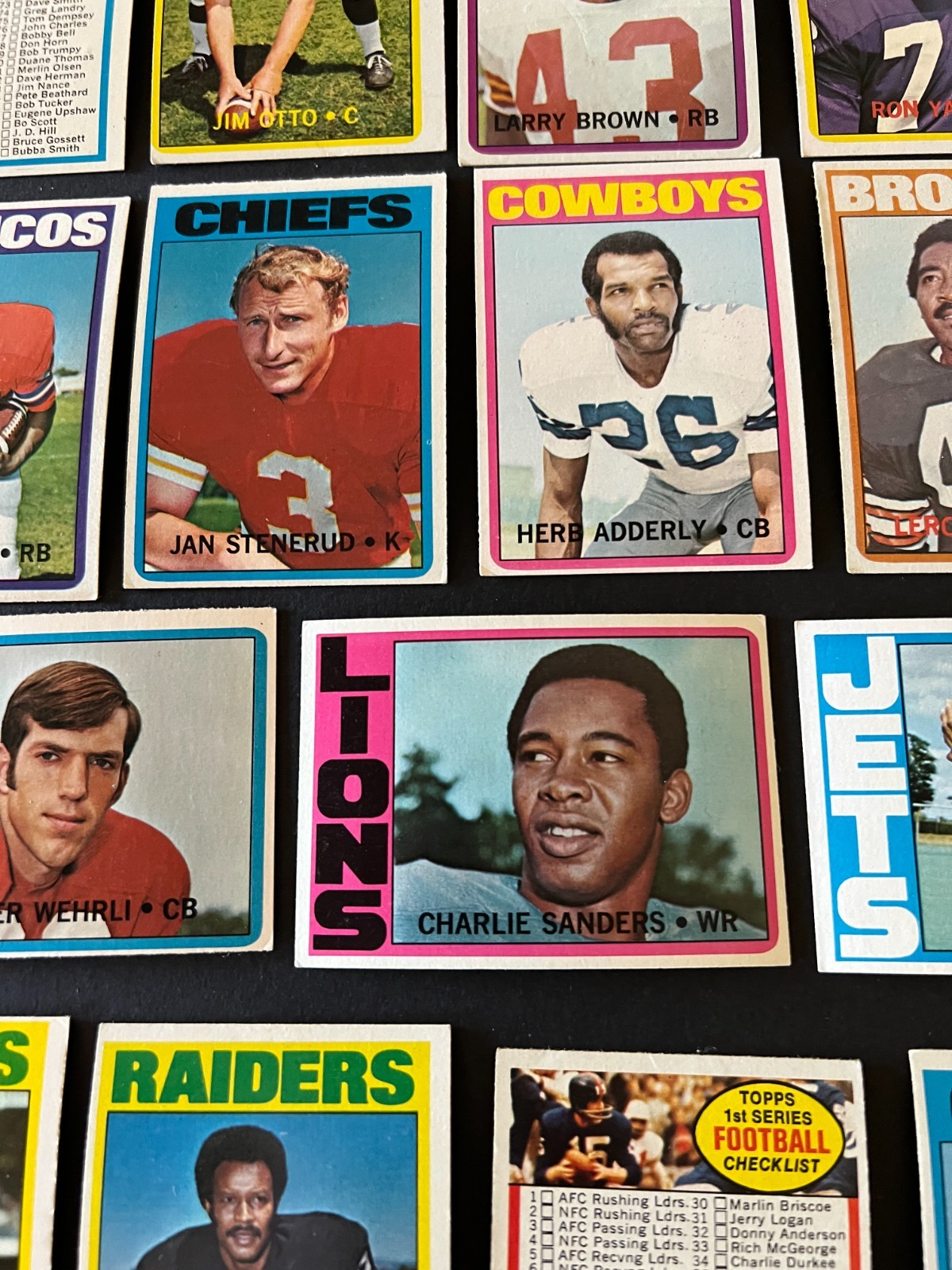 1972 Topps FB- lot of 200 diff. – Stars, hofers, specials, checklists++- ex/mt-