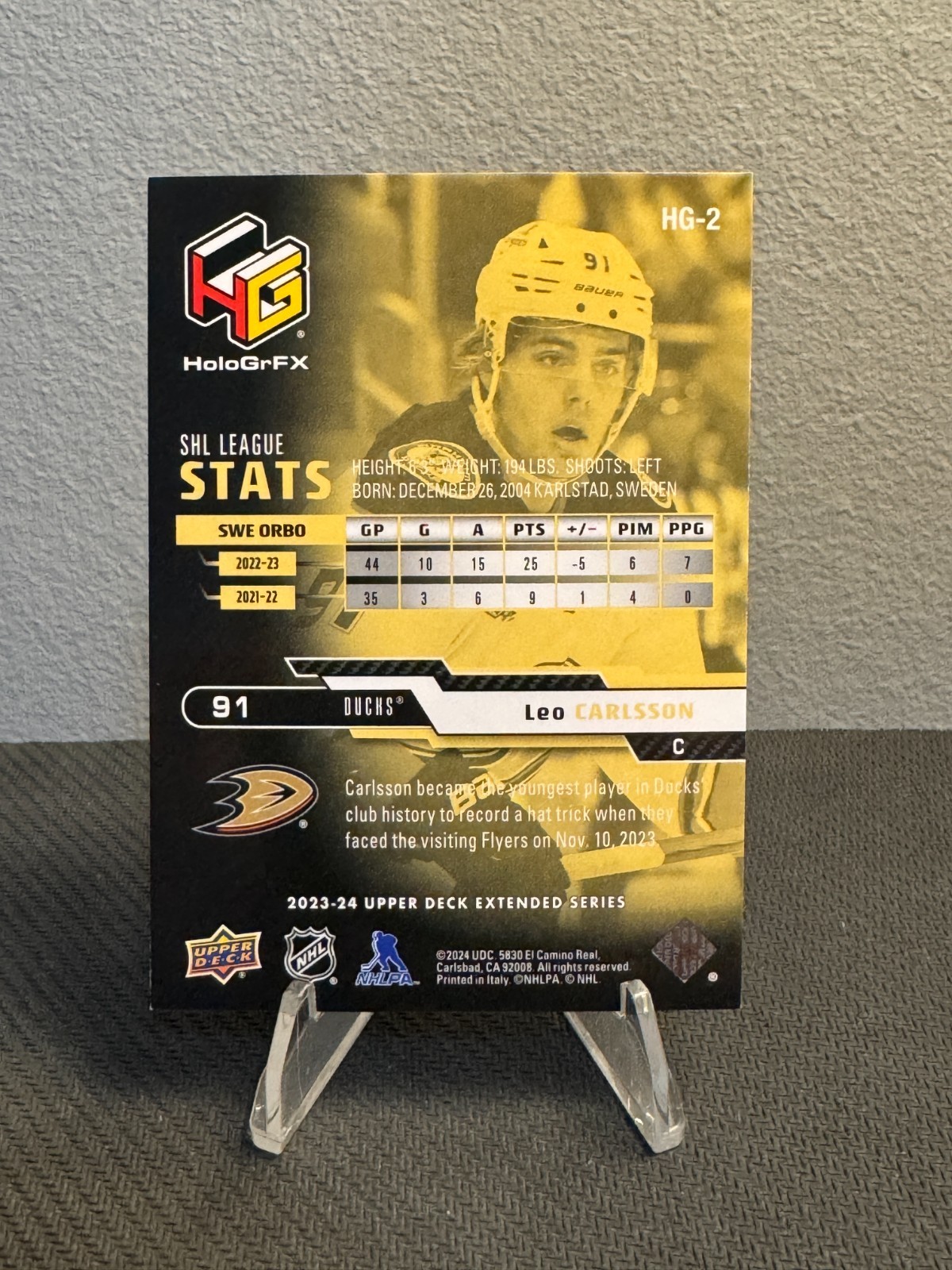 2023-24 Upper Deck – Hologrfx Rookies Leo Carlsson #HG-2 Gold (RC)