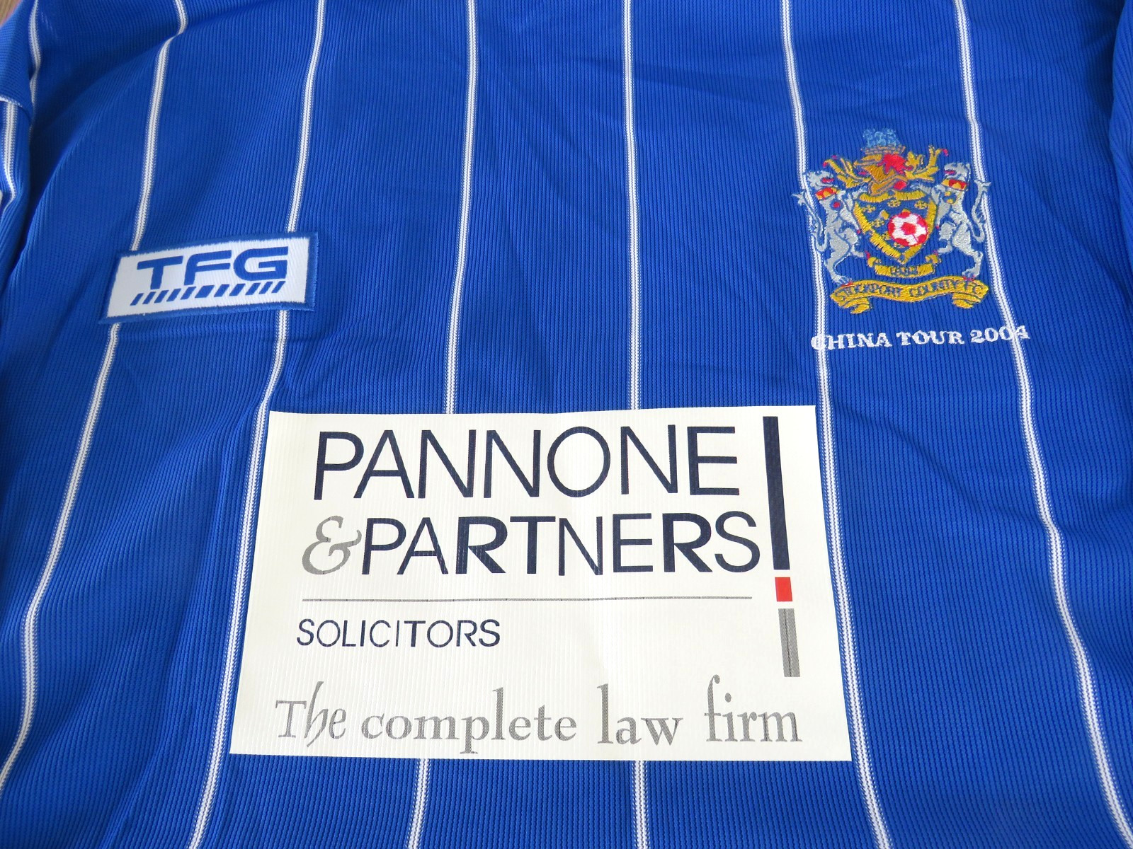 2004/05 OFFICIAL STOCKPORT COUNTY LARGE MEN’S TOUR OF CHINA FOOTBALL SHIRT. RARE