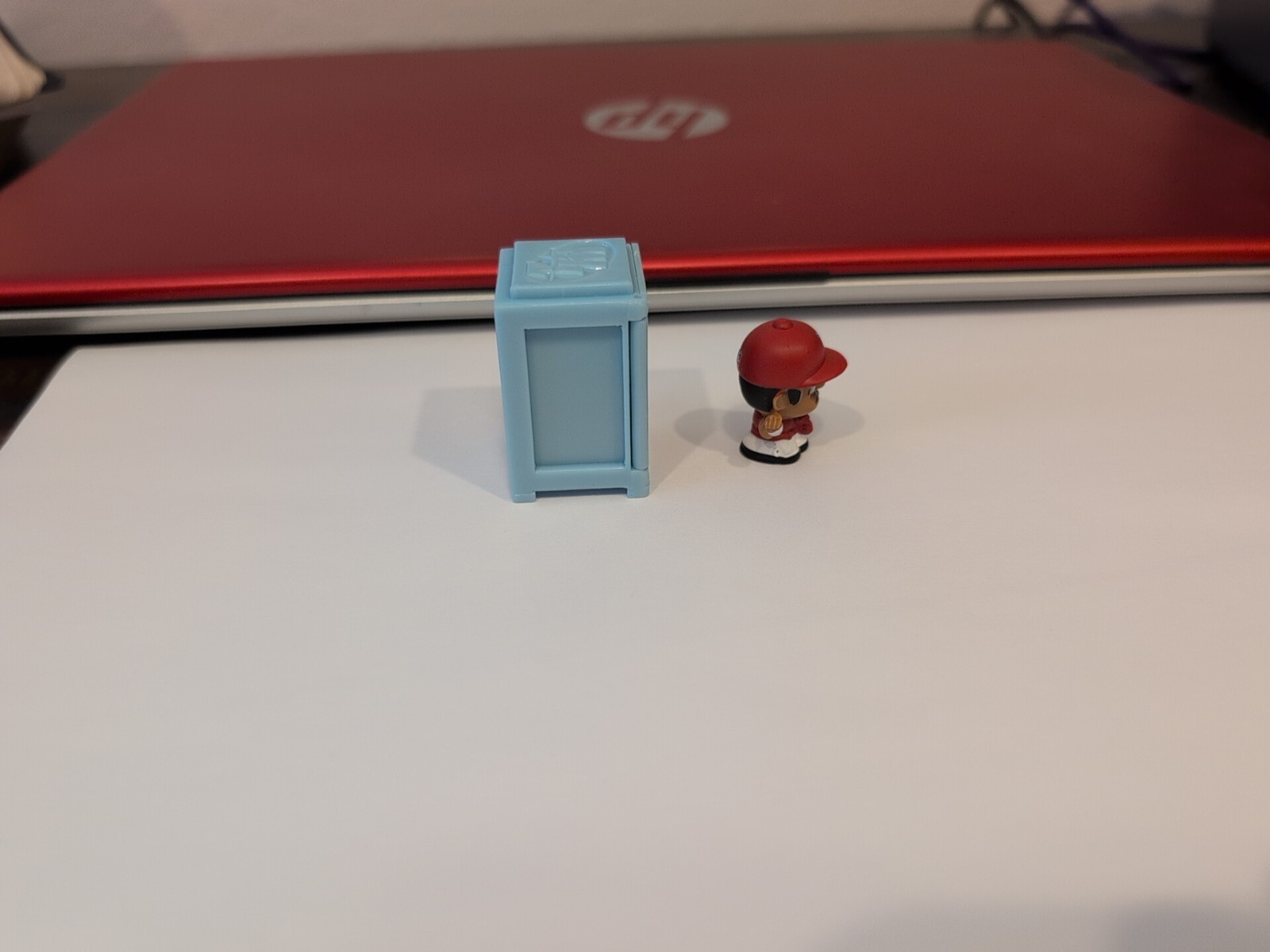 SHOHEI OHTANI LOS ANGELES ANGELS MINI LOCKER & MINI FIGURE APPROX 1/4 X 3/4
