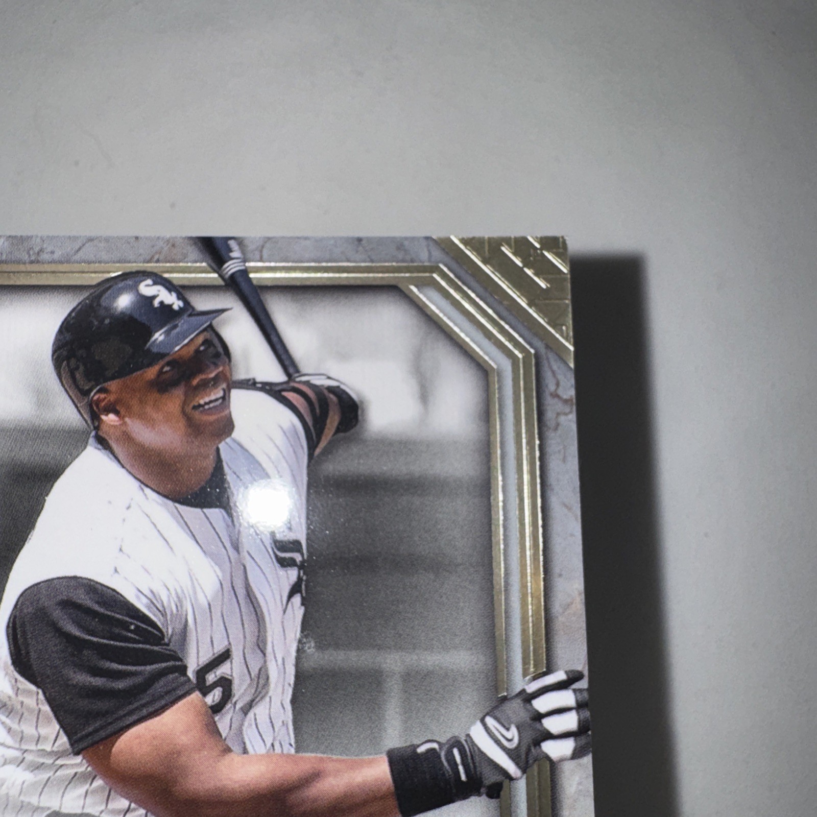2025 Topps Tier One – Frank Thomas Auto #T1A-FTH 23/49 On Card