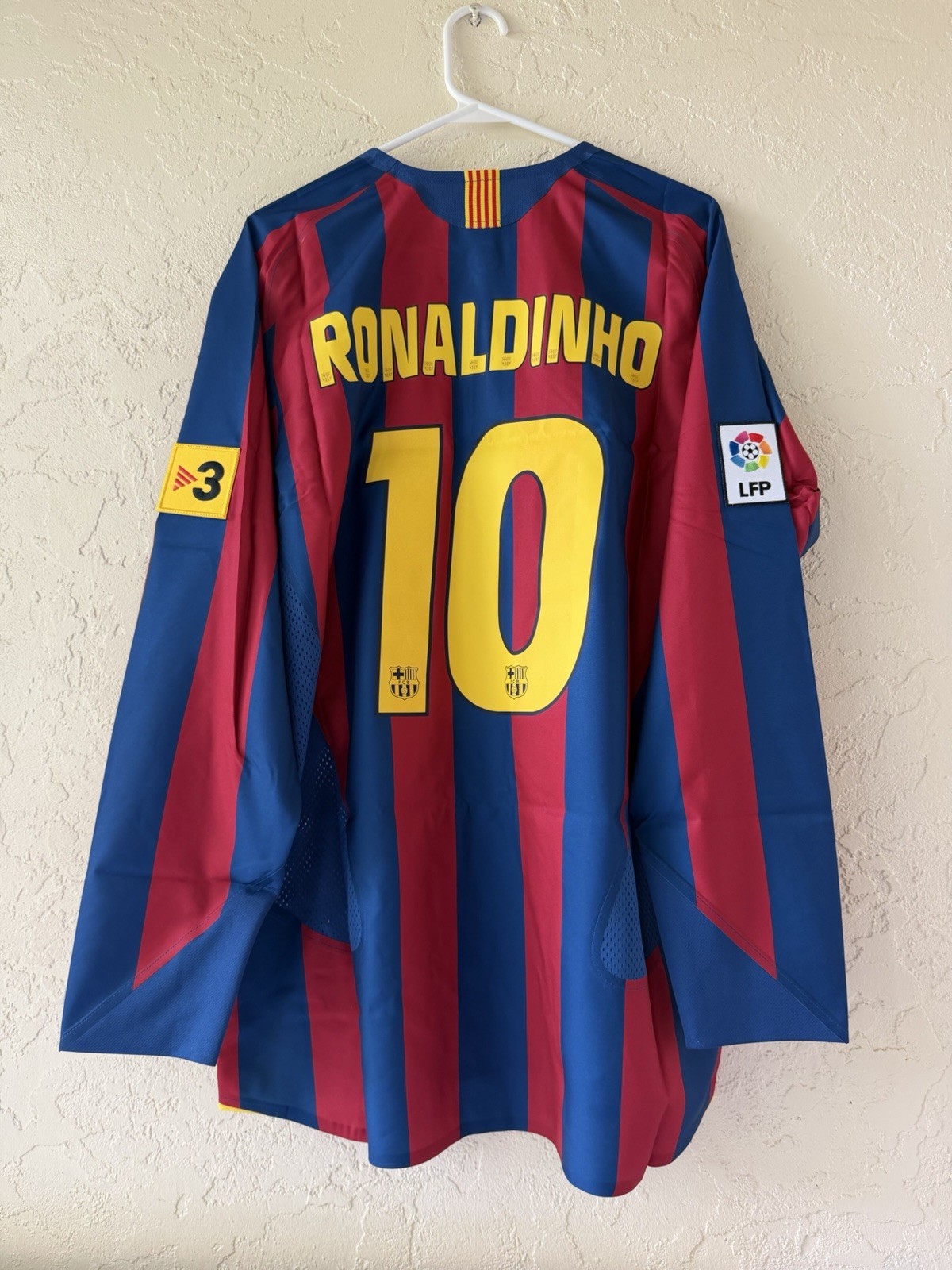 Nike Men’s FC Barcelona 2005/06 Ronaldinho Reissue Jersey HQ1462-471 Large BNWT