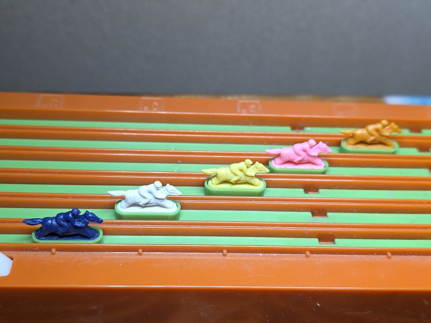 Desktop Derby 6-Horse Racing Game 9.75″ X 3″ X 2″ Battery Operated