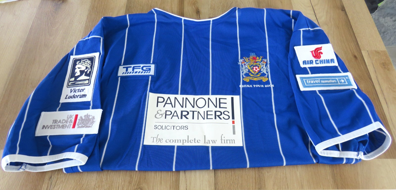 2004/05 OFFICIAL STOCKPORT COUNTY LARGE MEN’S TOUR OF CHINA FOOTBALL SHIRT. RARE