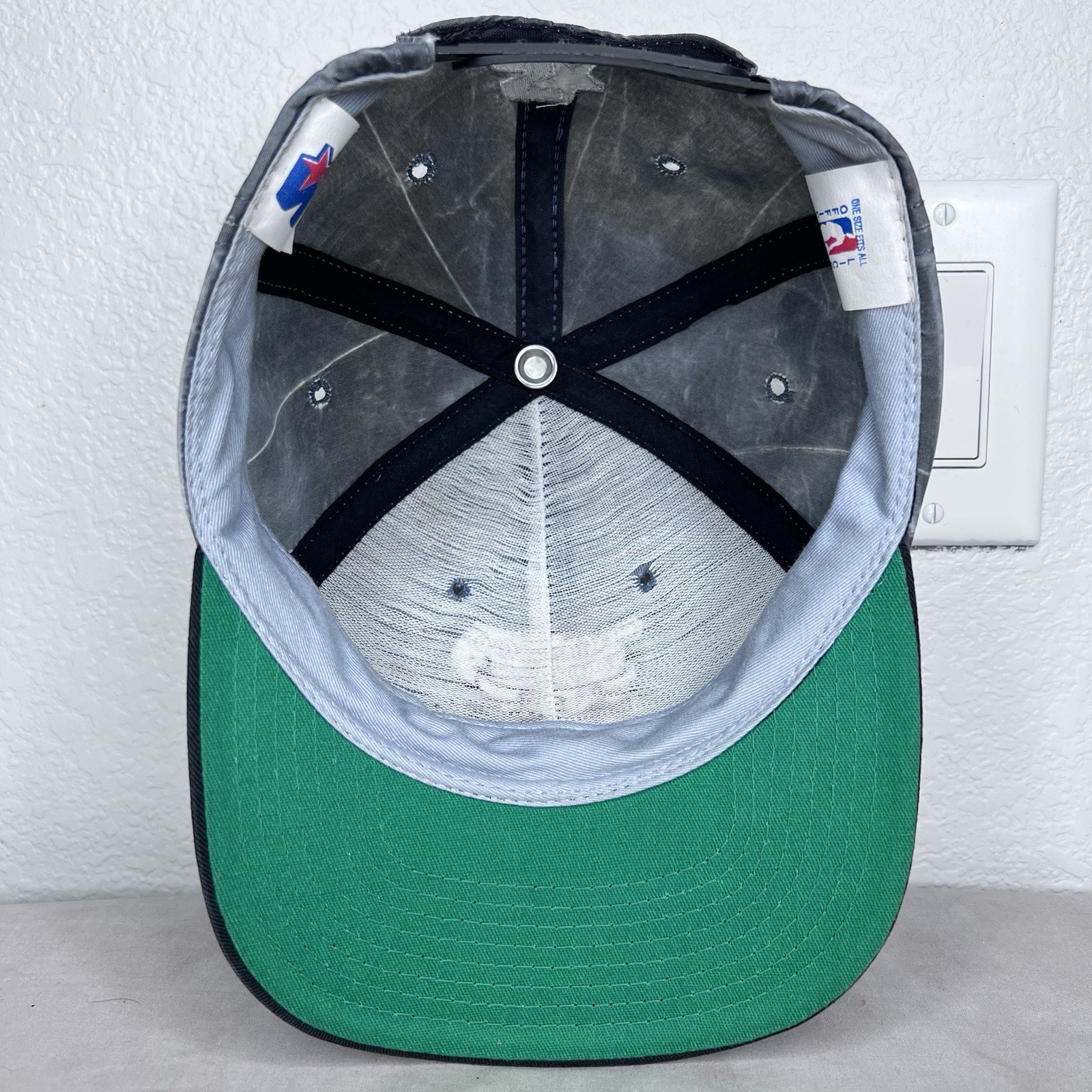 Vintage 1990s NBA Chicago Bulls Starter Plain Logo Two Tone Nylon Snapback