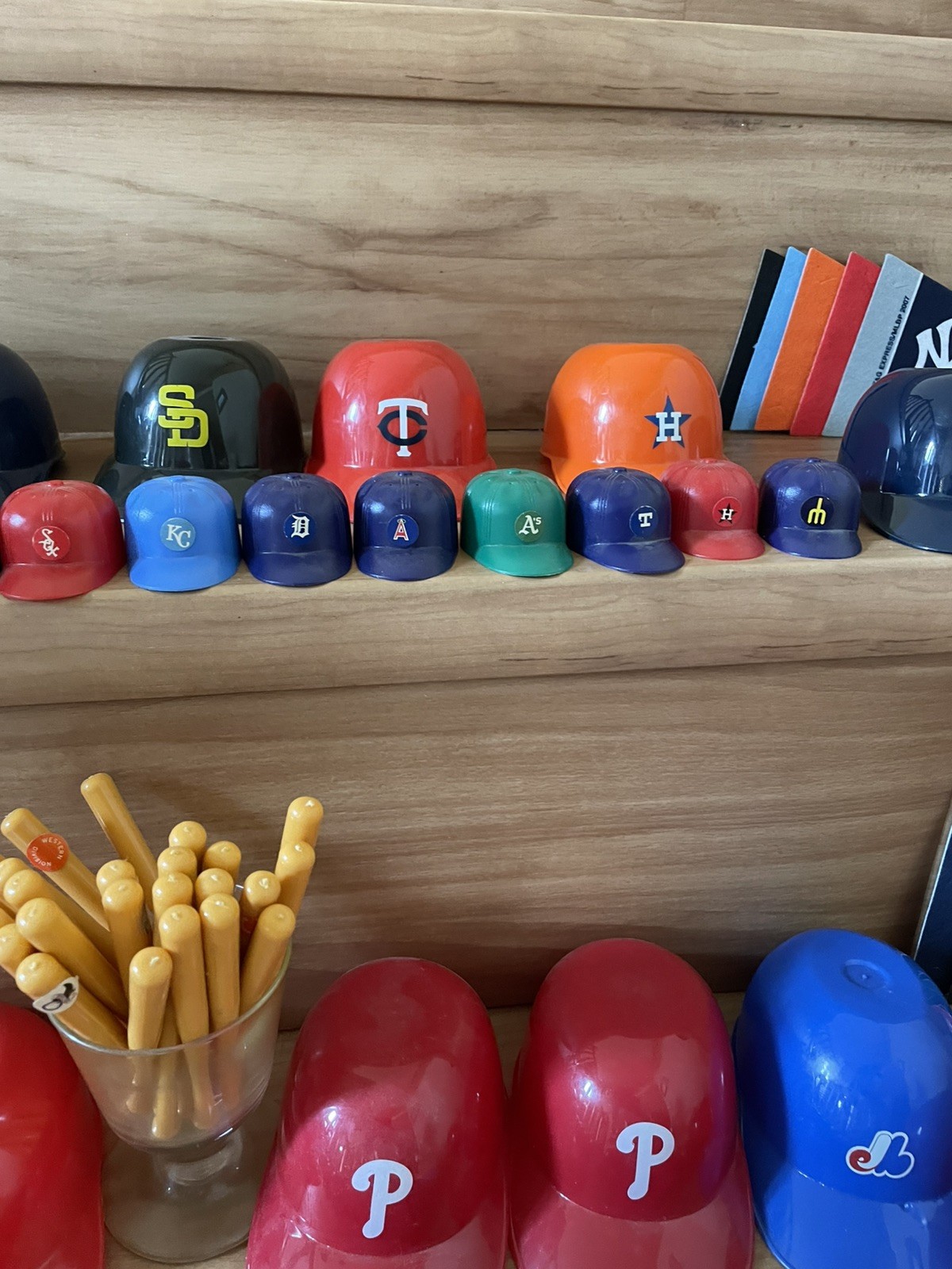 MLB Mini Pennants 9″x4″ Felt ALL 2005-2011! Lg Helmets and Mini Helmets READ!