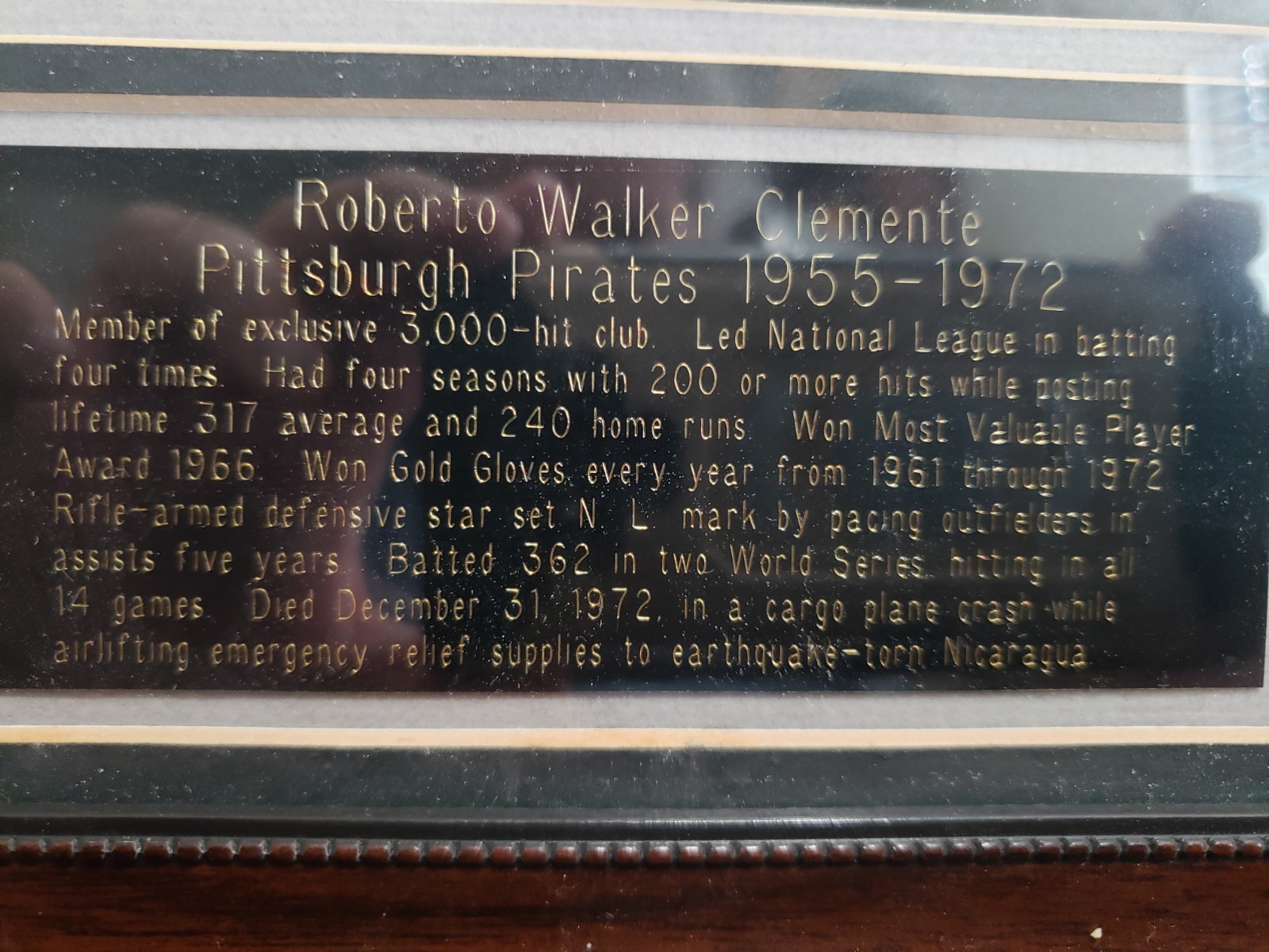 Roberto Clemente Getting Award Rare Framed Photo Pittsburgh Pirates Nice Frame
