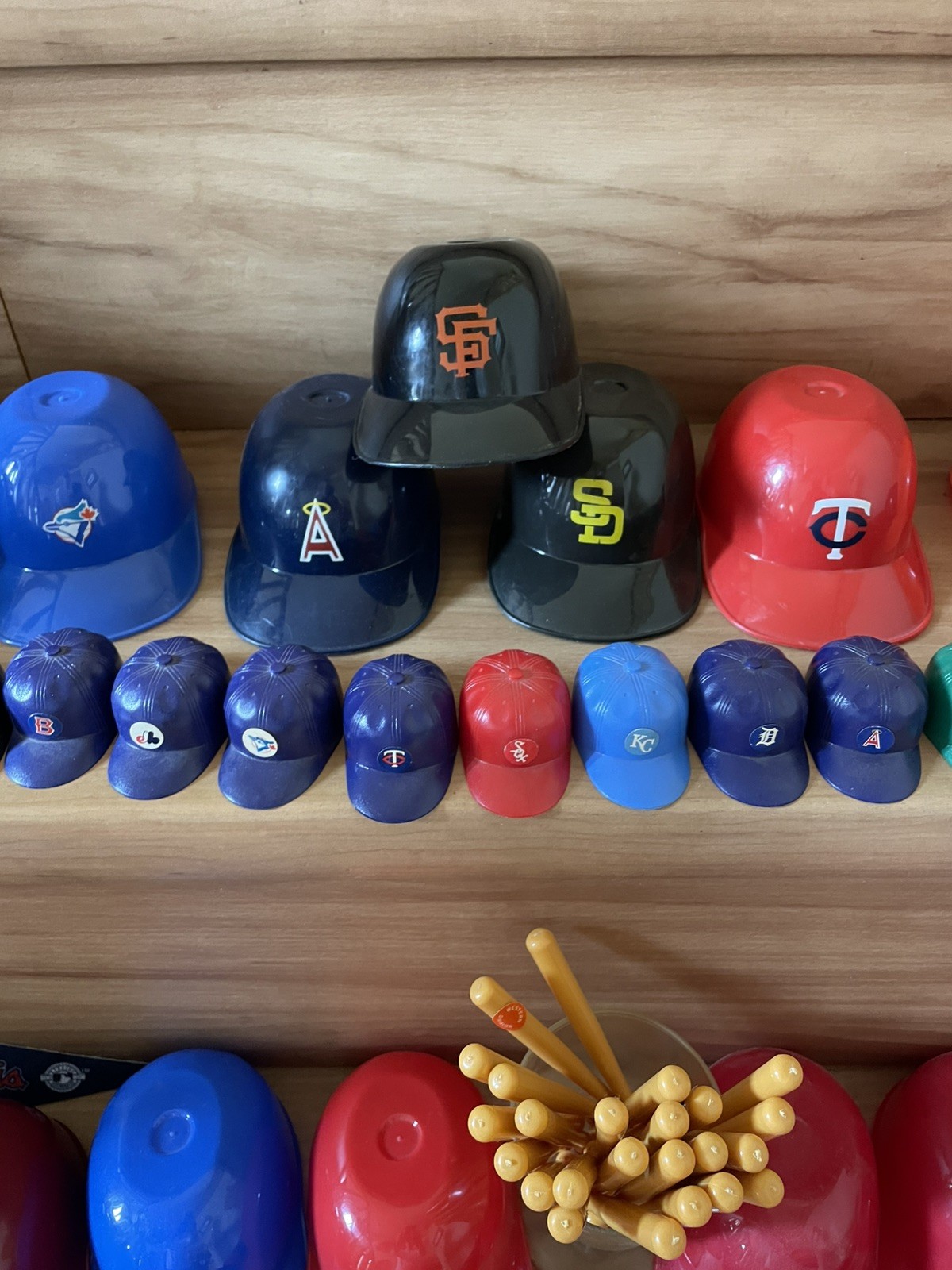 MLB Mini Pennants 9″x4″ Felt ALL 2005-2011! Lg Helmets and Mini Helmets READ!