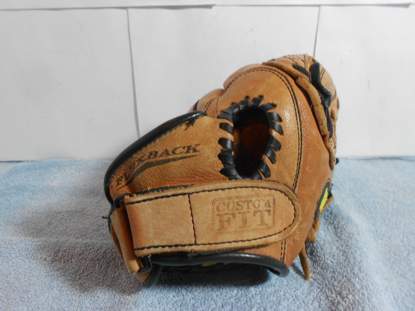 WILSON BASEBALL GLOVE -MITT AZTEC LEATHER 11 in DUAL HINGE – A1821 – RHT – L484