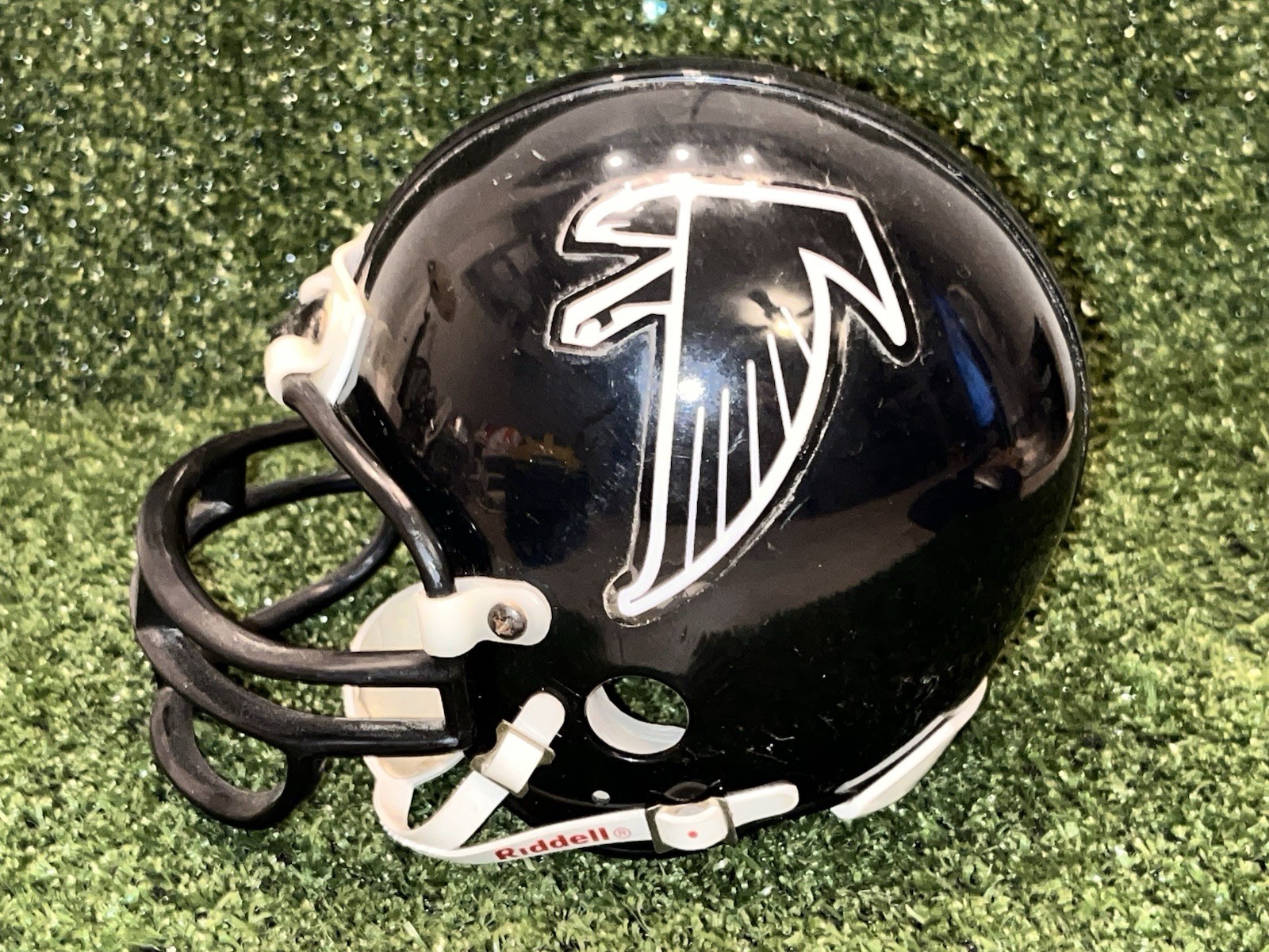 Riddell NFL Throwback Mini Football Helmet Atlanta Falcons Black Facemask